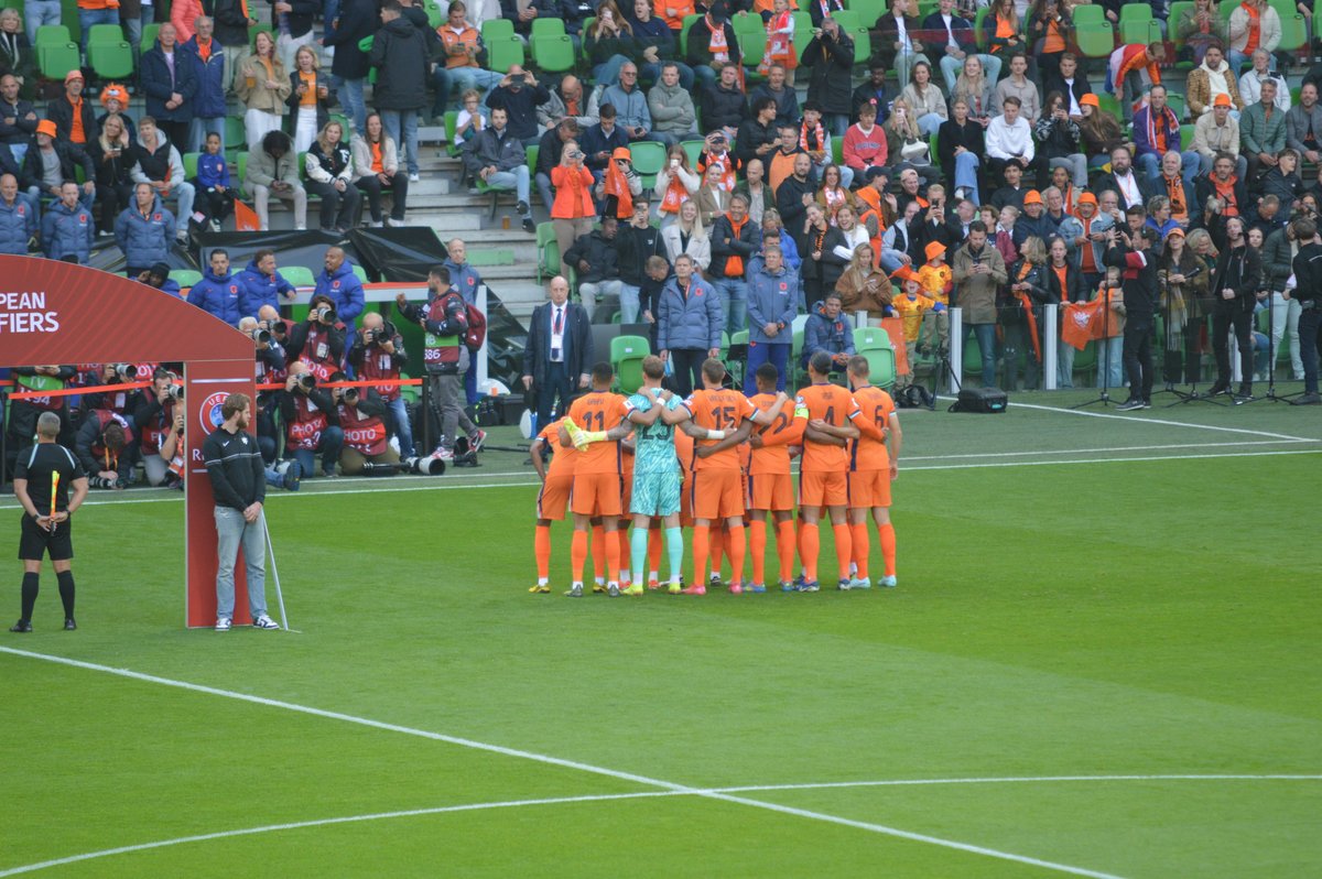Het Nederlands elftal schiet met scherp tegen Malta  met foto's en video's.
