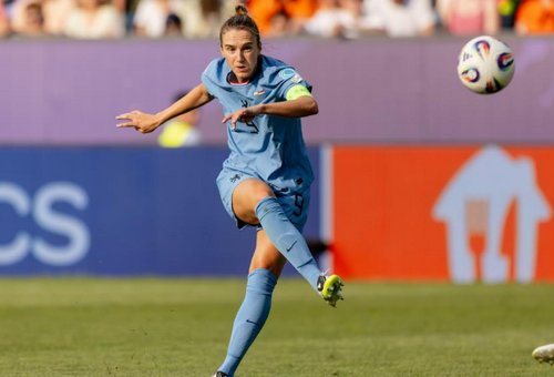 Oranje Leeuwinnen beginnen met winst mede dankzij de 100ste van Miedema