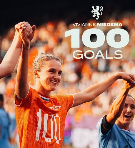 Miedema viert honderdste interlandgoal en lacht om mislukte juichfoto