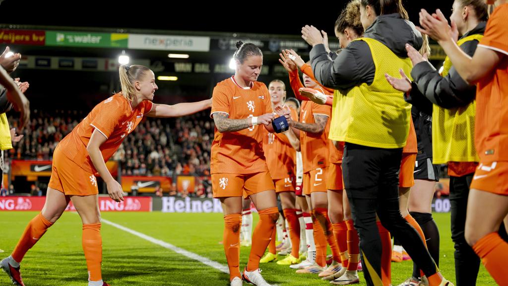 Oranje verslaat Canada bij prachtig afscheidsduel Spitse