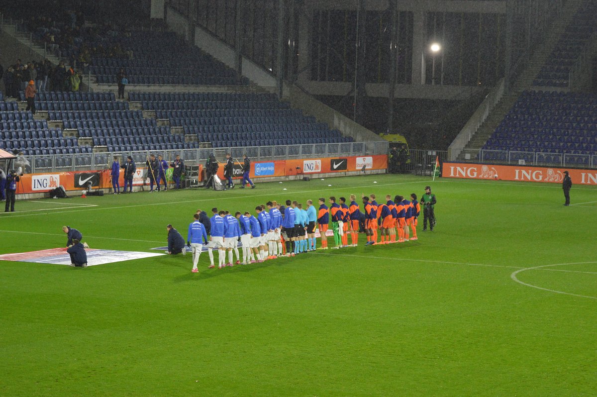 Jong Oranje met tien man langs Jong Slovenië 